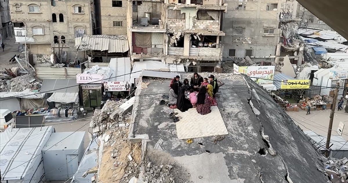 İsrail saldırısında evi yıkılan Filistinli aile iftarını enkazda yapıyor