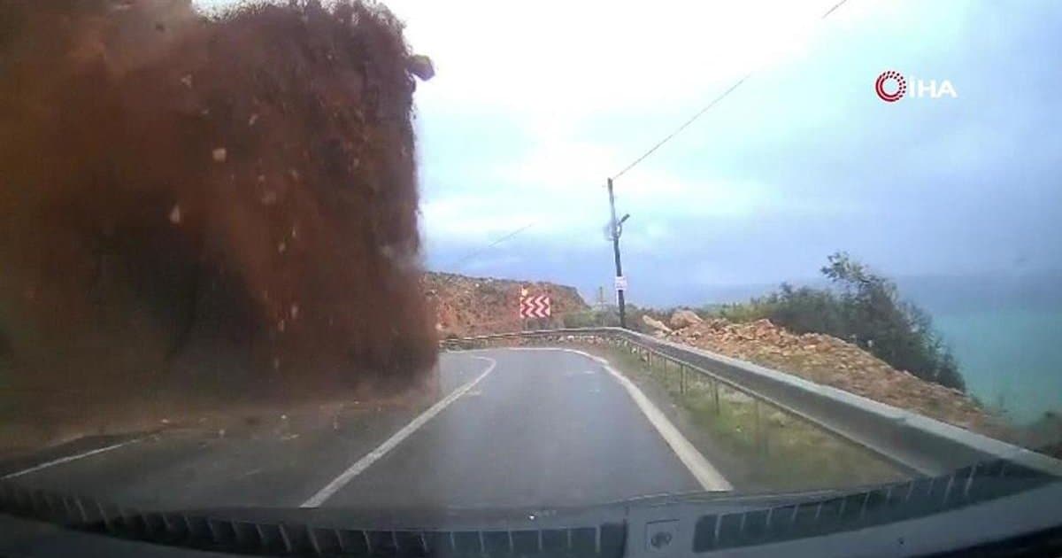 Mersin'de heyelan paniği: Otomobil kamerası kaydetti