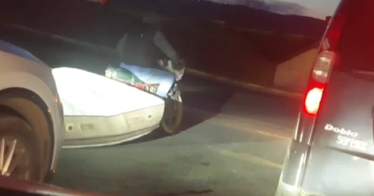 Motosikletle yatak taşıdı: Trafikte 'pes' dedirten görüntü