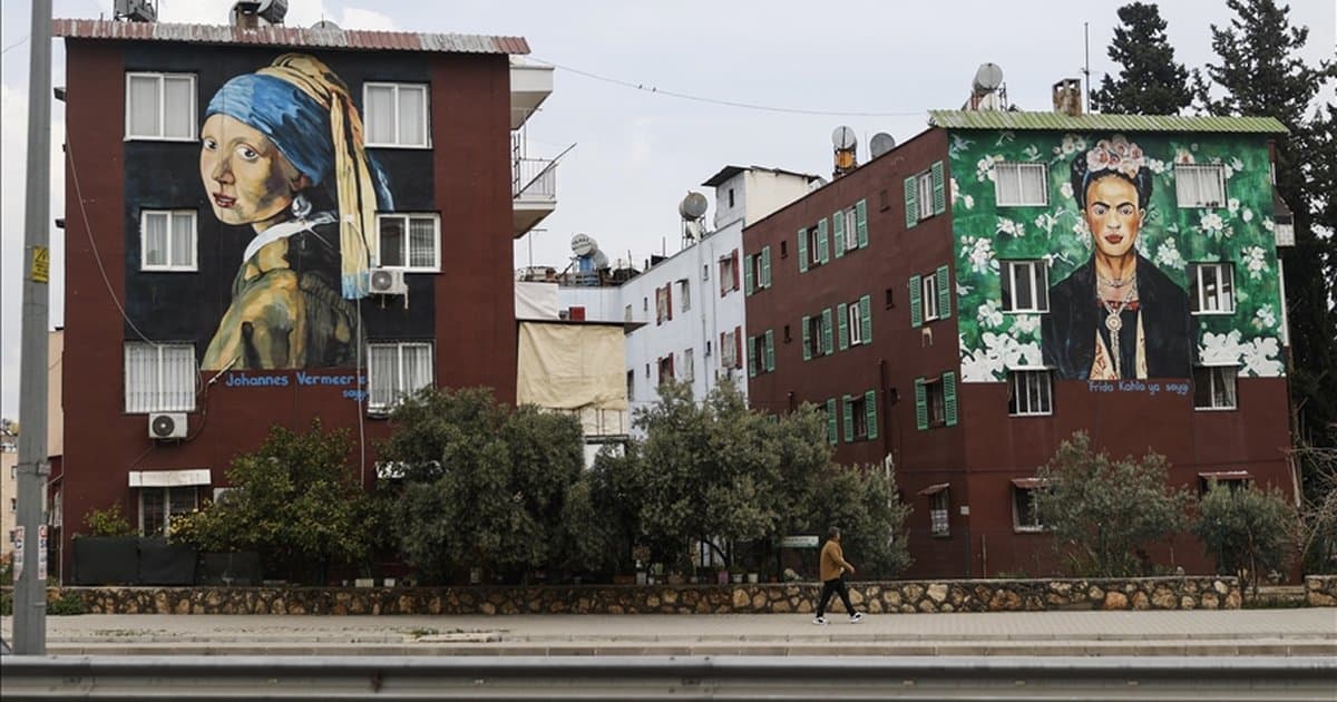 Mersin'de ressam eserleri binalara renk katıyor