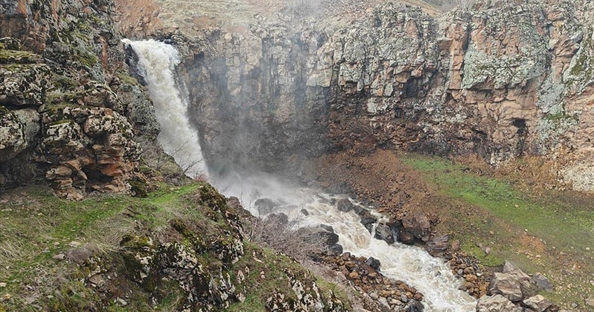 Muş'ta şelaleler yağışlarla daha coşkulu akıyor