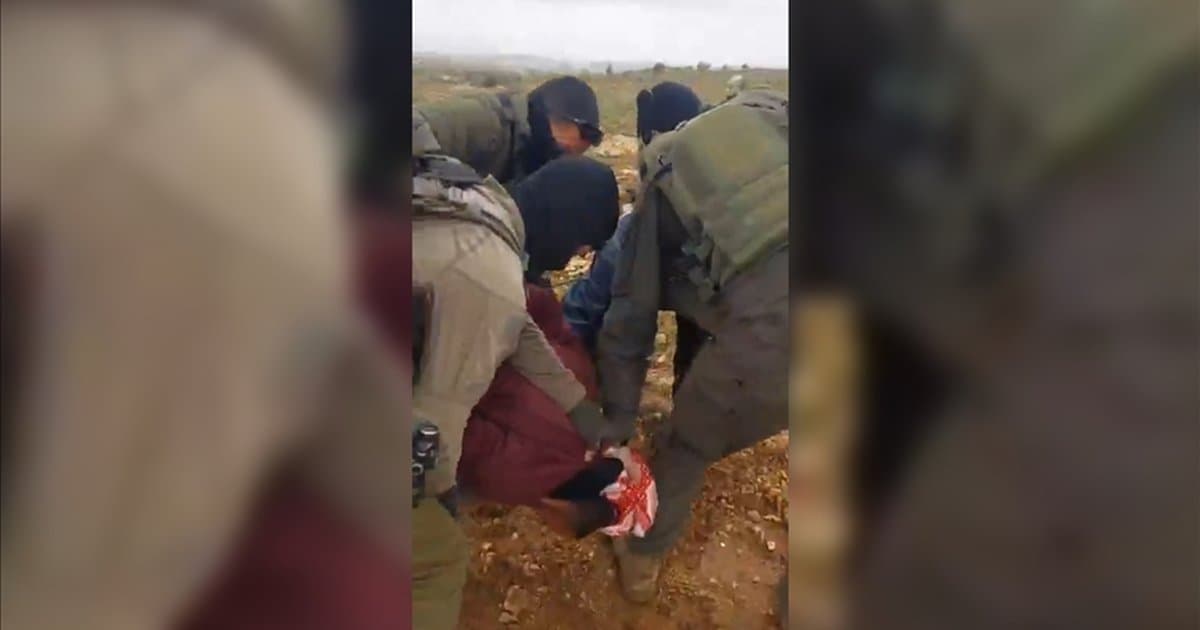 İsrail askerleri Filistinli ve 2 oğlunu gözaltına aldı