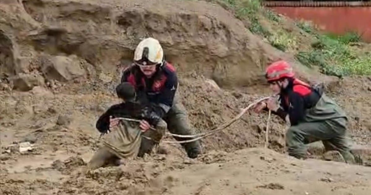 İzmir'de çamura saplanan çocuklar itfaiye ile kurtarıldı