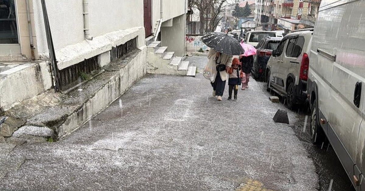 İstanbul'un bazı bölgelerinde sağanak ve dolu etkili oldu