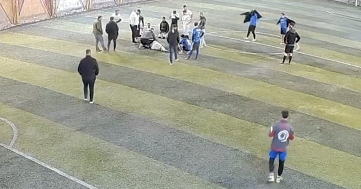 Halı sahada dili boğazına kaçan oyuncu kurtarıldı