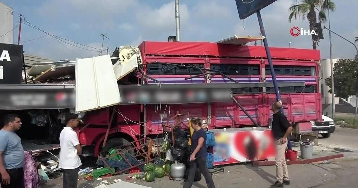 Adana'da kamyon kontrolden çıkıp bakkala daldı