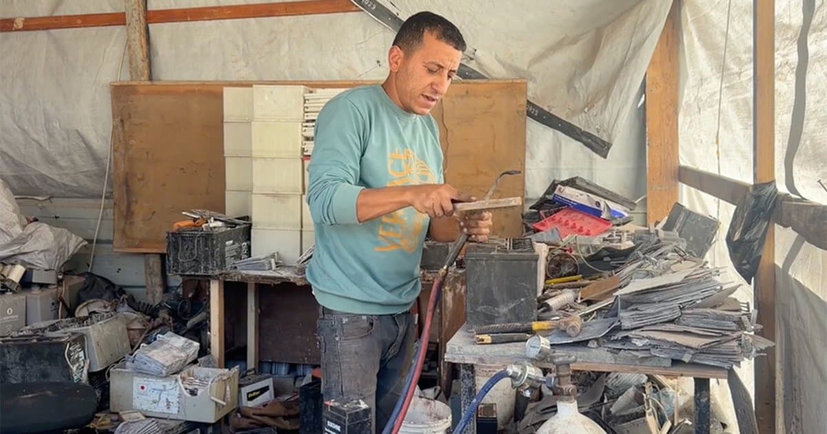 Gazze'de genç girişimci aküleri onararak krize çözüm