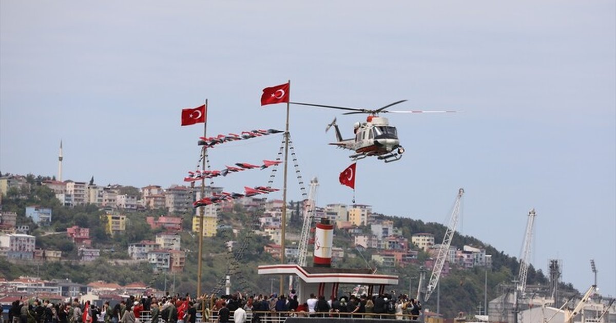 Samsun'da Türk bayrakları ve Atatürk posterleriyle süslenen gemiler geçiş töreni yaptı