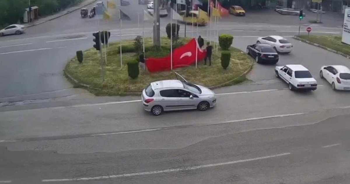 Hatay'da vatandaşların Türk bayrağı için gösterdiği hassasiyet