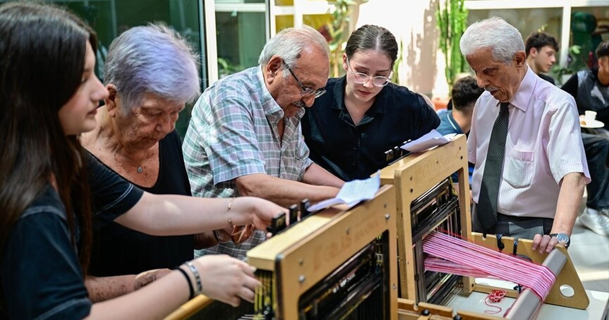 Dokuma tezgahında kuşaklar arası bağ