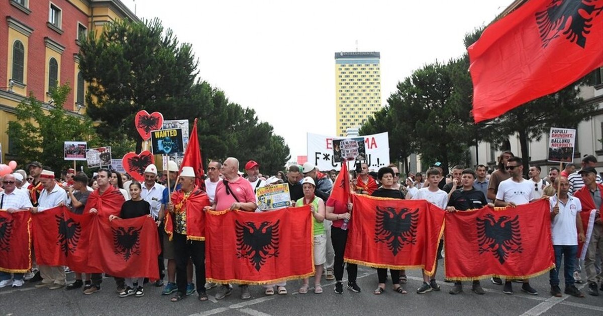 Arnavutluk'ta turizm projesine karşı gösteriler bir aydır sürüyor