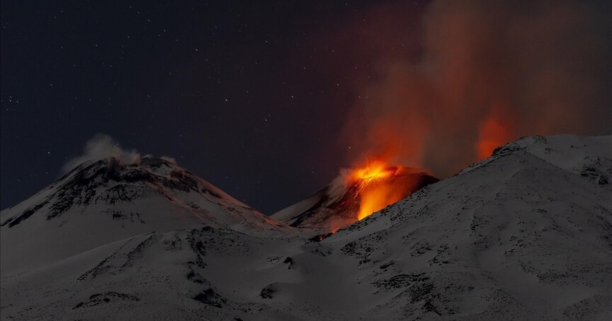 İtalya'da Etna Yanardağı kül püskürttü