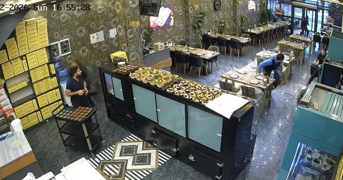 Sakarya'da kebapçıda tavan çöktü, çalışanlar ölümden döndüler