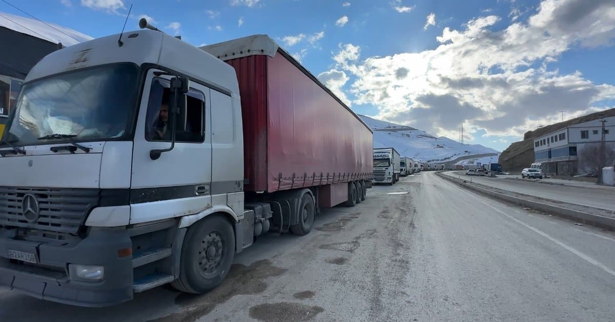 Türkiye-İran sınırında 2 km'lik TIR kuyruğu