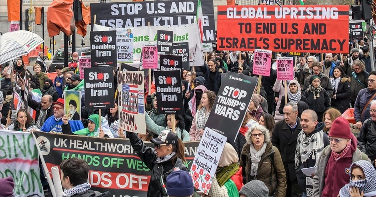 İngiltere'de savaş karşıtları ABD Büyükelçiliği önünde protesto düzenledi