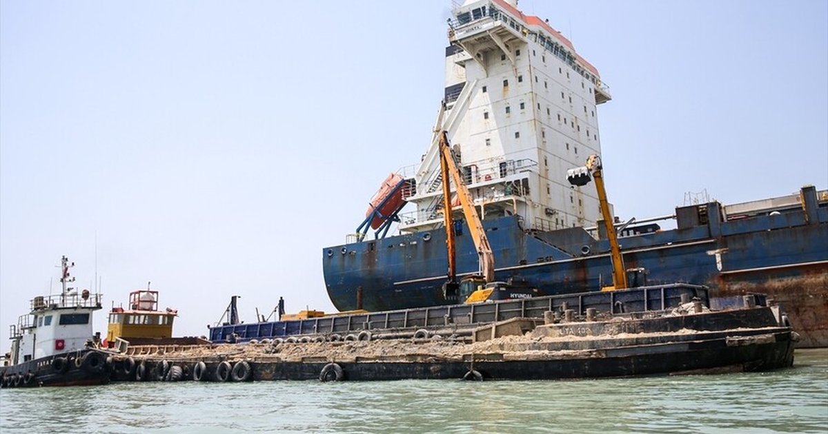 Güney Kore gemisi Hürmüz Adası'nda kurtarılmaya çalışılıyor