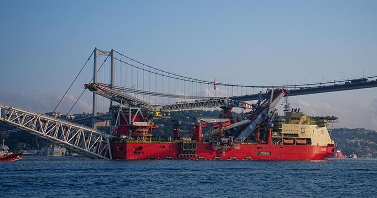 Dev gemi İstanbul Boğazı'ndan geçiş yaptı