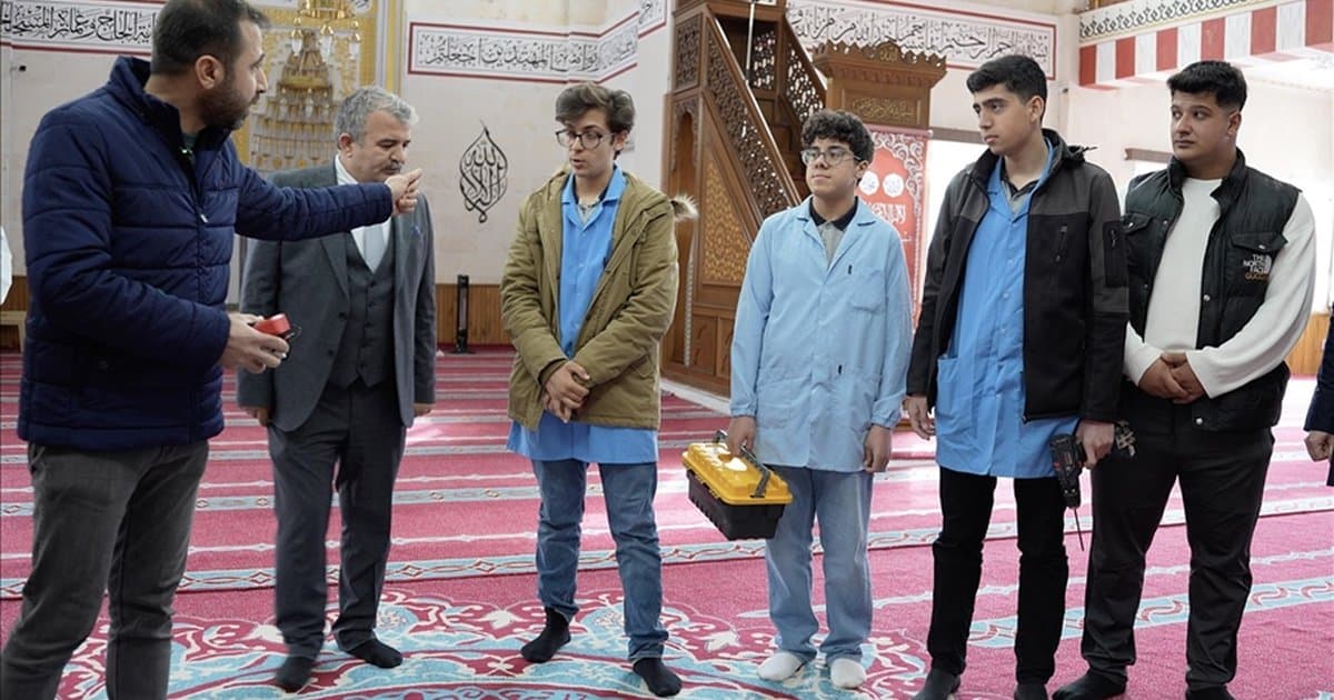 Meslek lisesi öğrencileri camileri ramazanda onarıyor