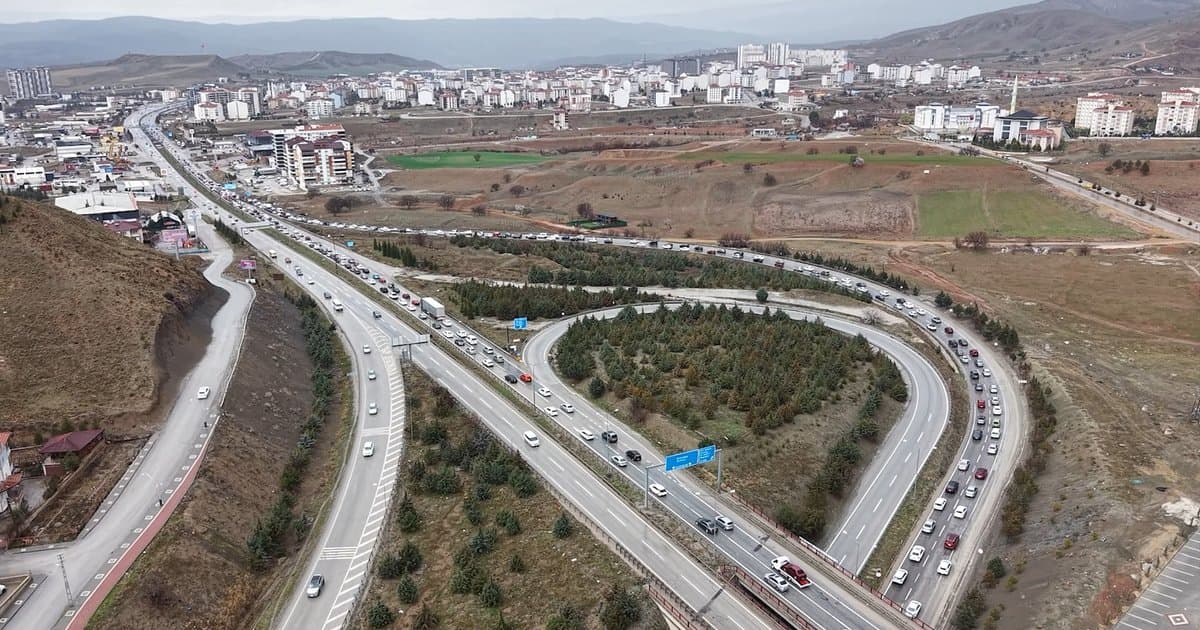 Milyonlarca Öğrenci Ders Başı Yapıyor: Kırıkkale'de Trafik Yoğunluğu