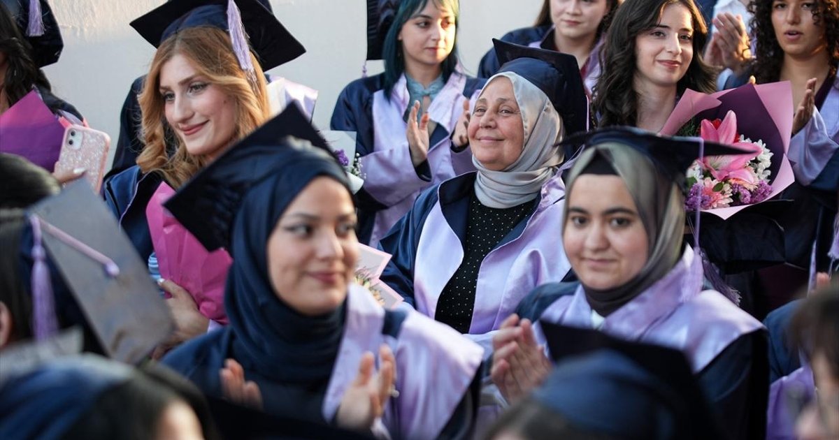 Kanserle mücadele eden kadın 38 yıl sonra üniversiteyi bitirdi
