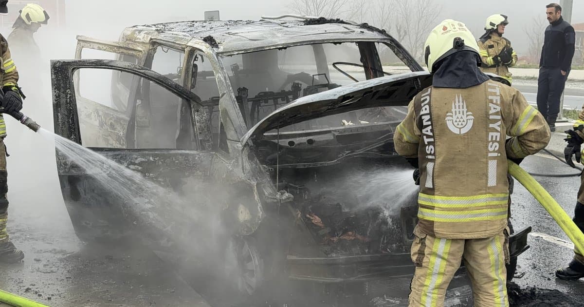 VIP taksi alev alev yandı, trafiği etkiledi
