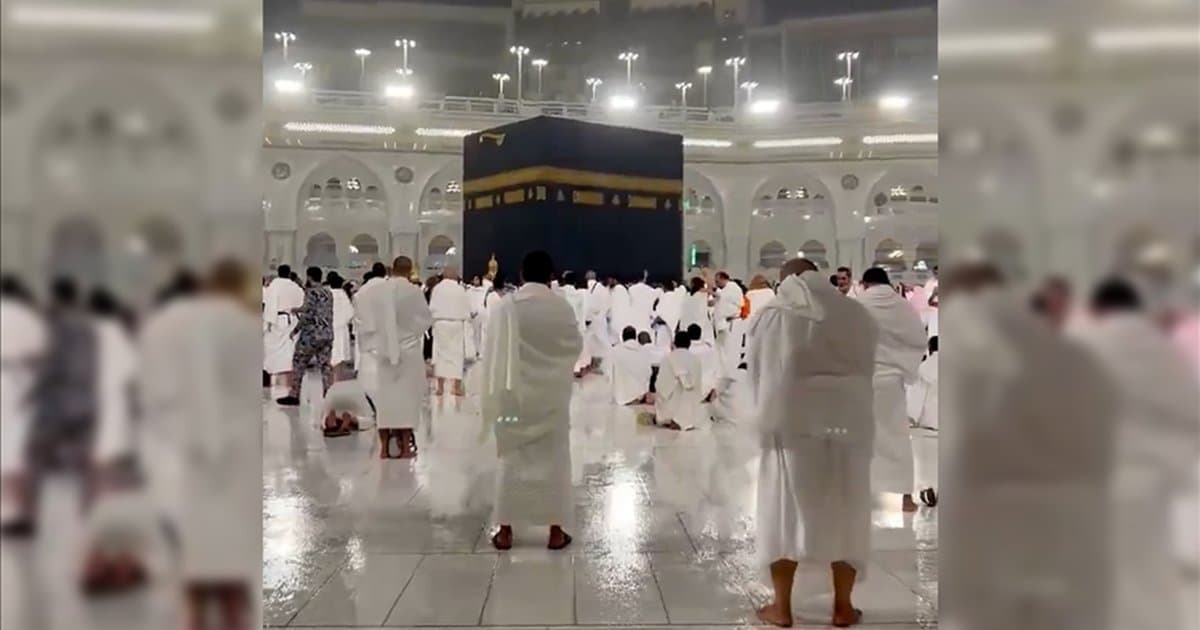 Kabe'de Ramazan'ın son günü yağmur altında dua