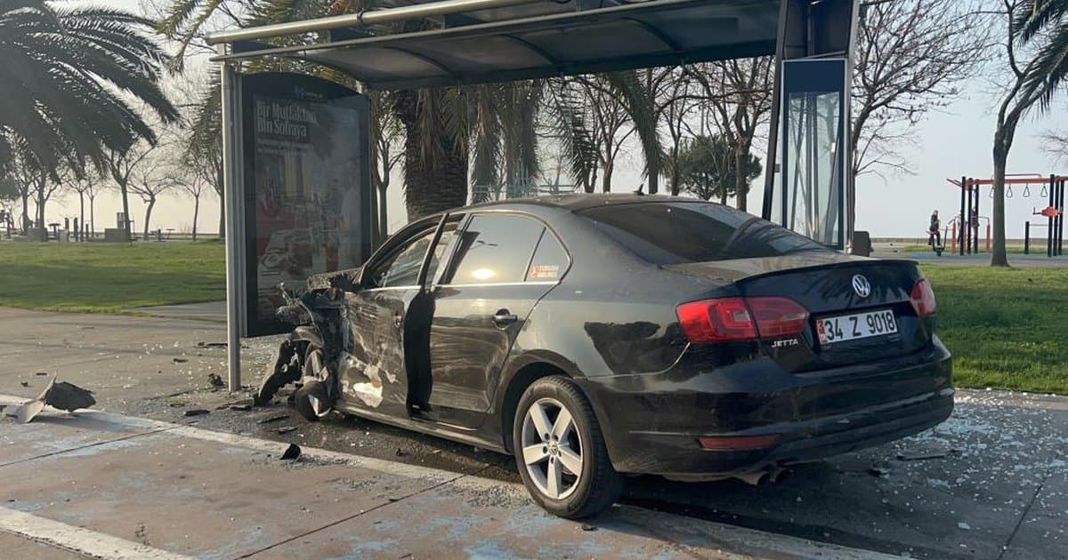 İstanbul Kartal'da Otomobil Kazası: Durağa Daldı