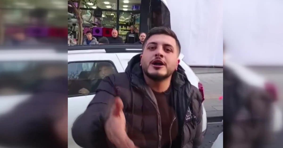 Esenler'de trafik kavgası: Otobüsün camını yumrukladı