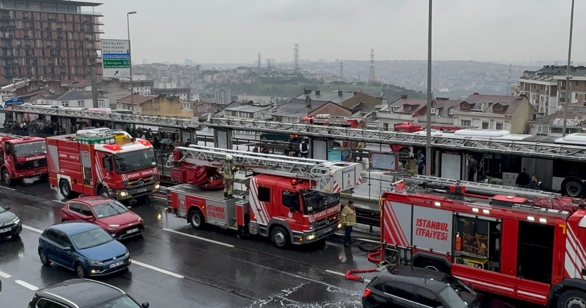 Perpa durağında metrobüs yangını