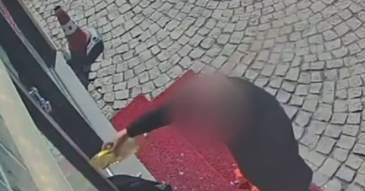 Eczaneyi kundaklamak istedi, yakalandı