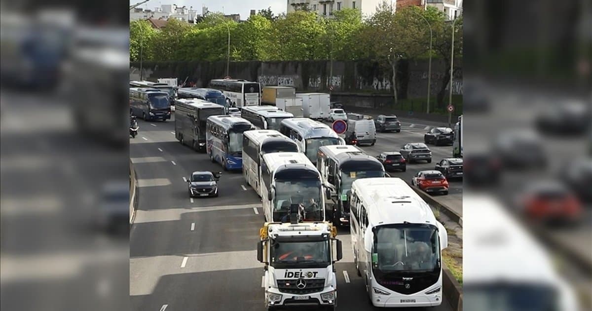 Paris'te şoförler akaryakıt zammına karşı eylem yaptı
