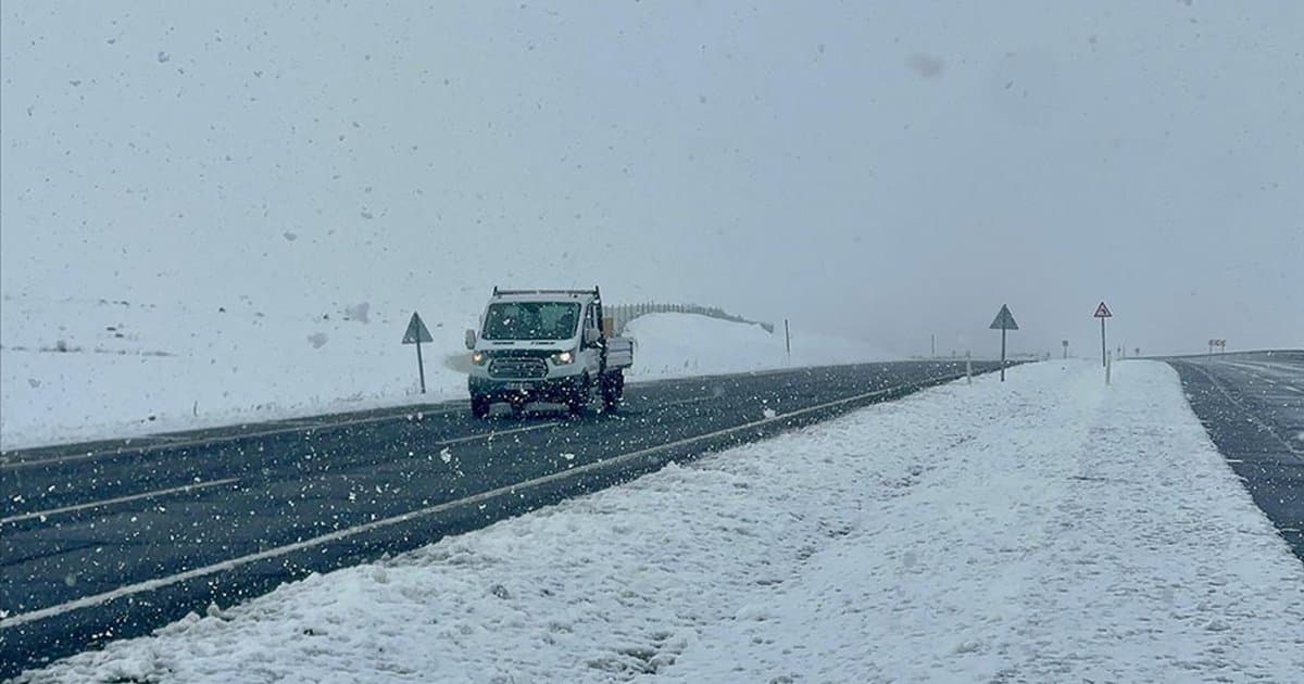 Kar ve tipi Ardahan'da ulaşımı aksatıyor