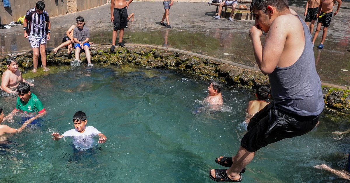 Diyarbakır'da çocuklar süs havuzunda serinliyor