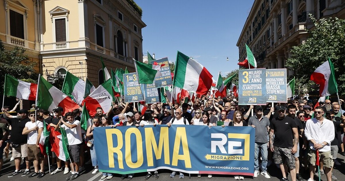 Roma'da ultra aşırı sağcılar göçmen protestosu yaptı