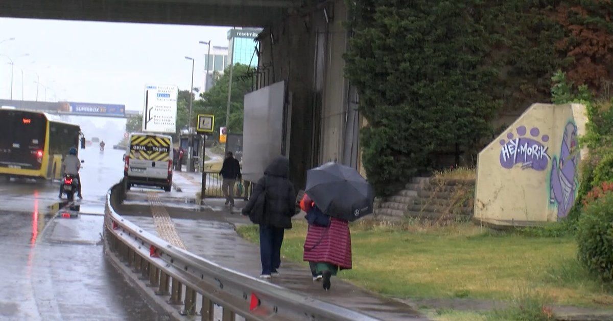 İstanbul'da hava bir anda değişti, sağanak etkili oldu