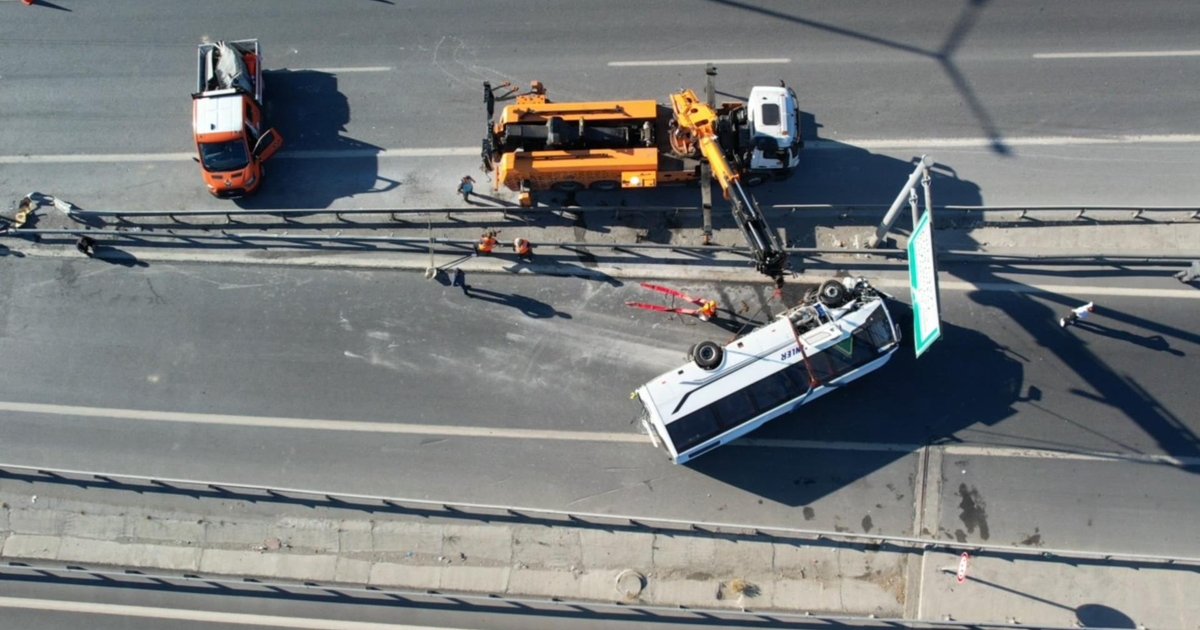 Sultangazi'de midibüs kazası: 12 yaralı