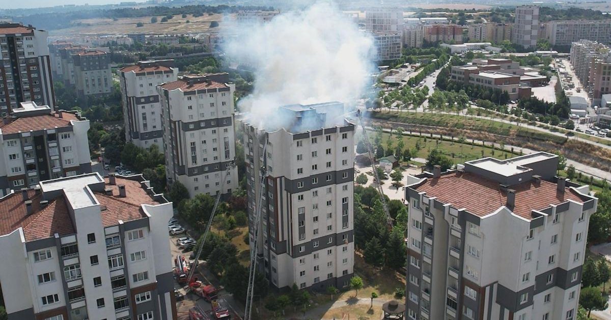 İstanbul Küçükçekmece'de bina çatısında yangın