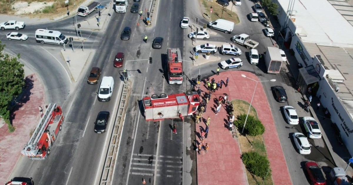 Büyükçekmece'de itfaiye aracı devrildi: 3 eri yaralandı