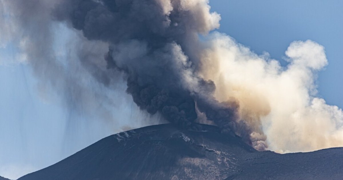 Etna Yanardağı kül püskürtmesi hava ulaşımını aksattı