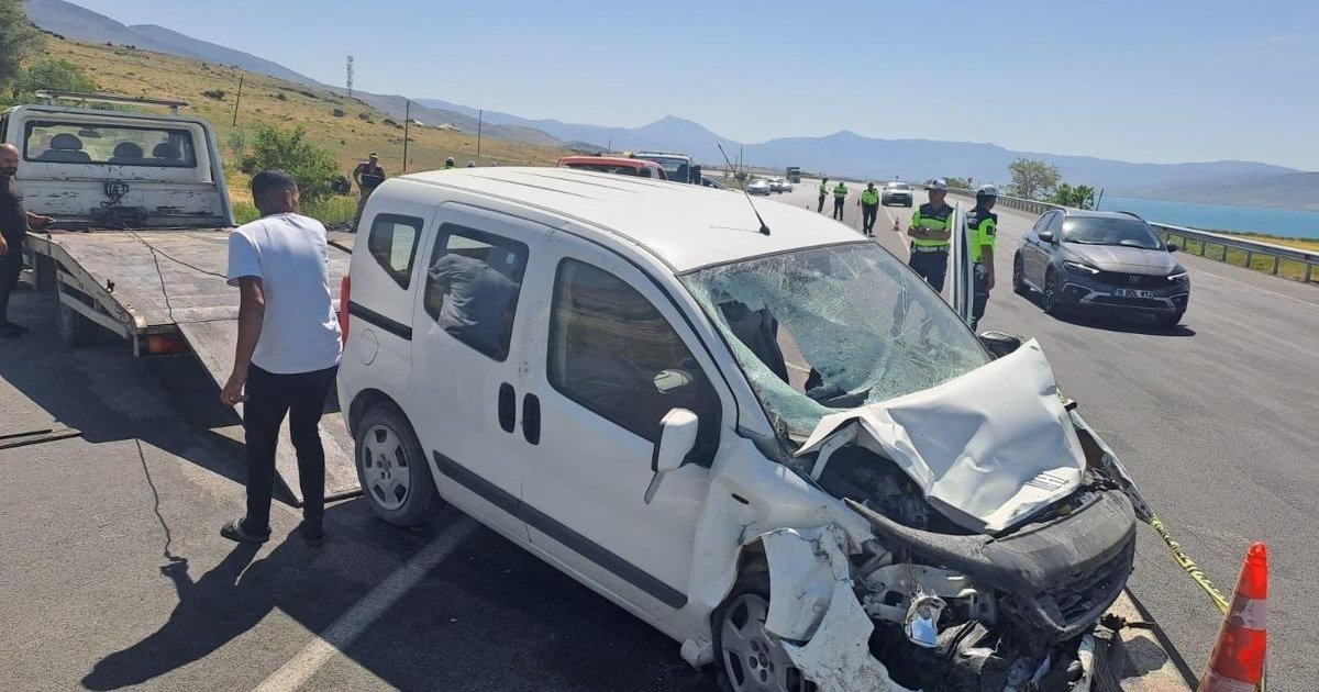 Van Erciş'te askeri araca çarpan araçta 1 şehit 5 yaralı