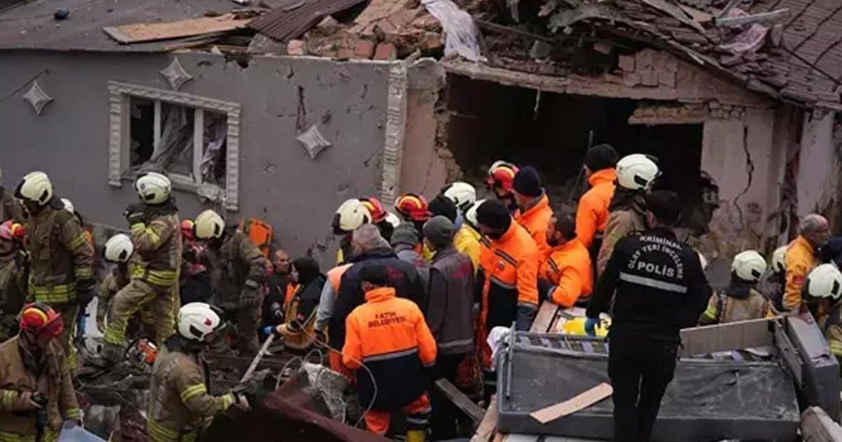 Fatih'te 2 bina çöktü: 1 ölü, 10 yaralı