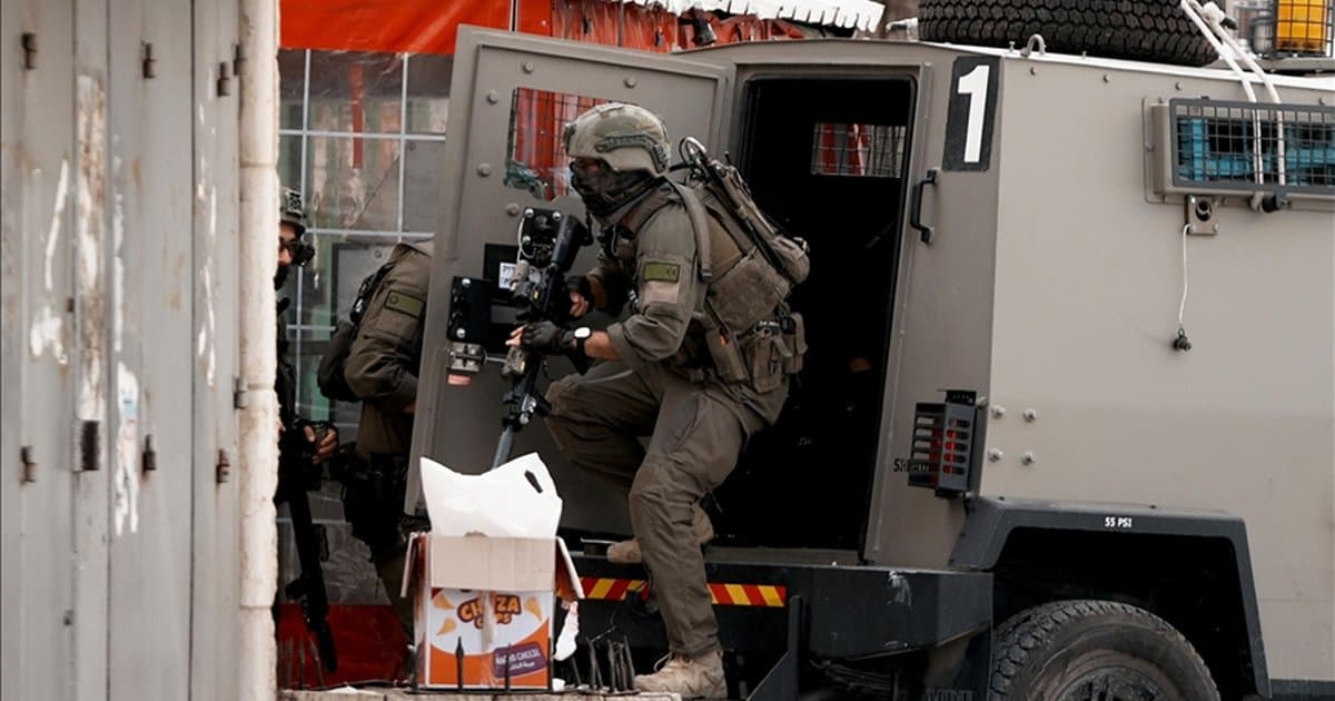 İsrail askerleri Batı Şeria'da 15 Filistinliyi gözaltına aldı