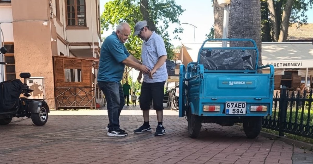 Baba fedakarlığı: Ömrünü engelli oğluna adadı