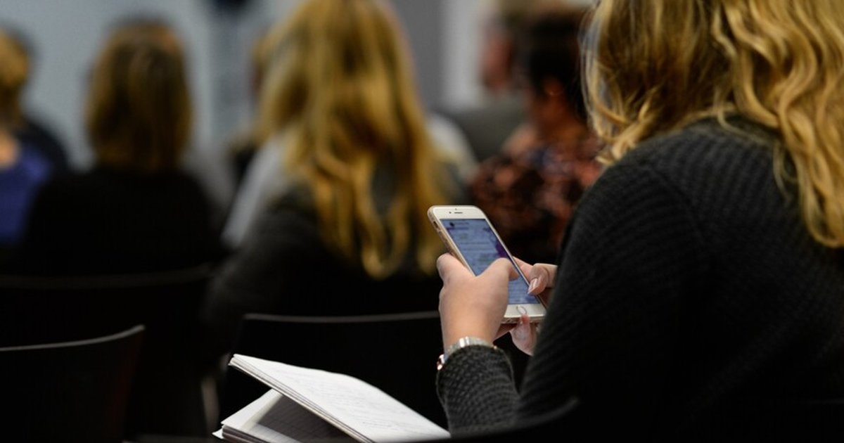 Fransa liselerde cep telefonu yasağını genişletiyor