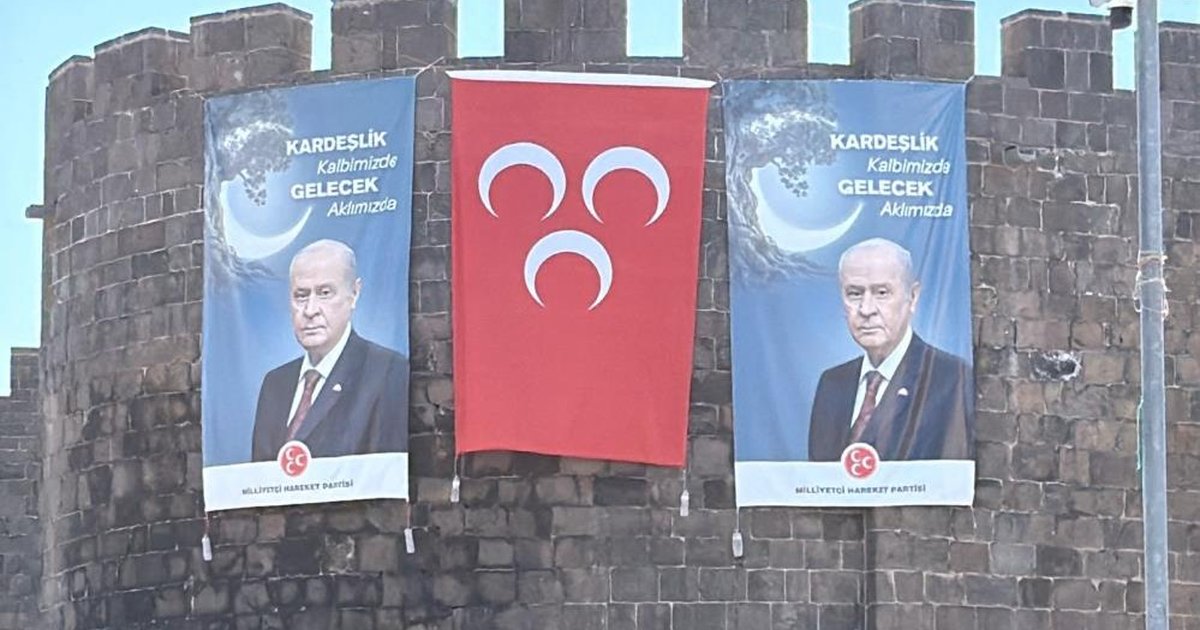 Diyarbakır Surlarına Devlet Bahçeli Pankartı Asıldı