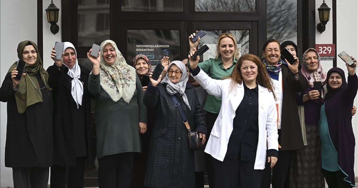 Ankara'da kadınlar akıllı telefon eğitimi alıyor