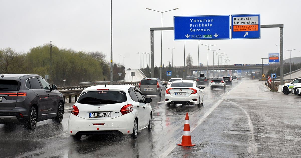 43 ilin geçiş güzergahında trafik yoğunluğu