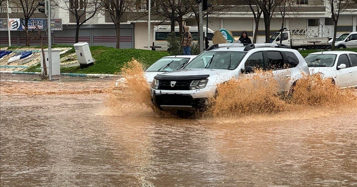 Şanlıurfa'da sağanak etkili oldu, eğitime ara verildi