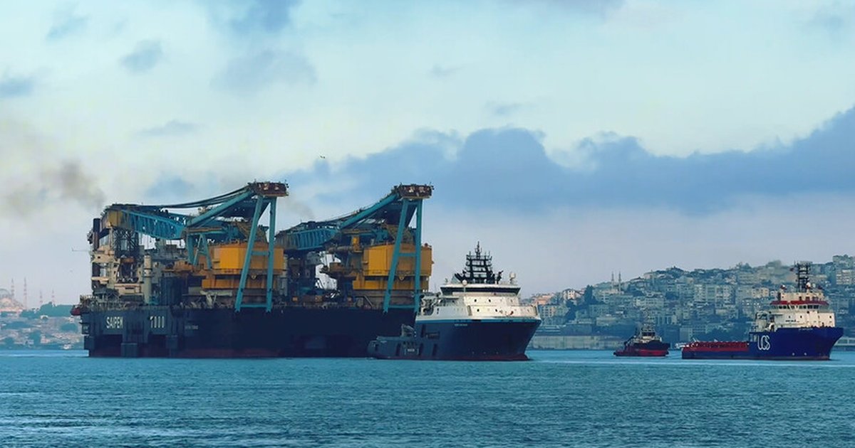 Dev vinç gemisi Saipem 7000 İstanbul Boğazı'na giriş yaptı