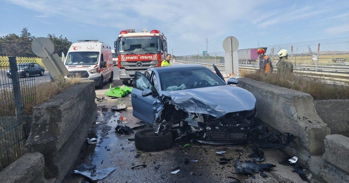 Silivri'de otomobil gişelere çarptı: 2 yaralı